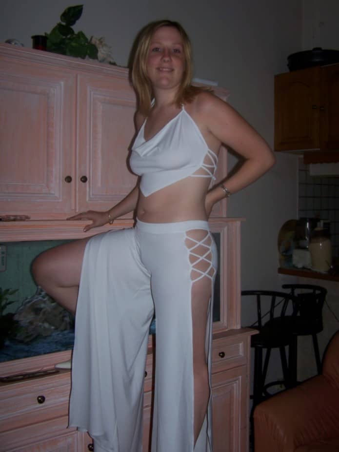 jolie blonde jeune joue avec son mec et une copine dominatrice