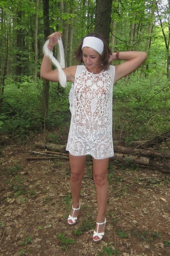 suite de l'exhibition dans les bois de la brunette aux seins parfaits