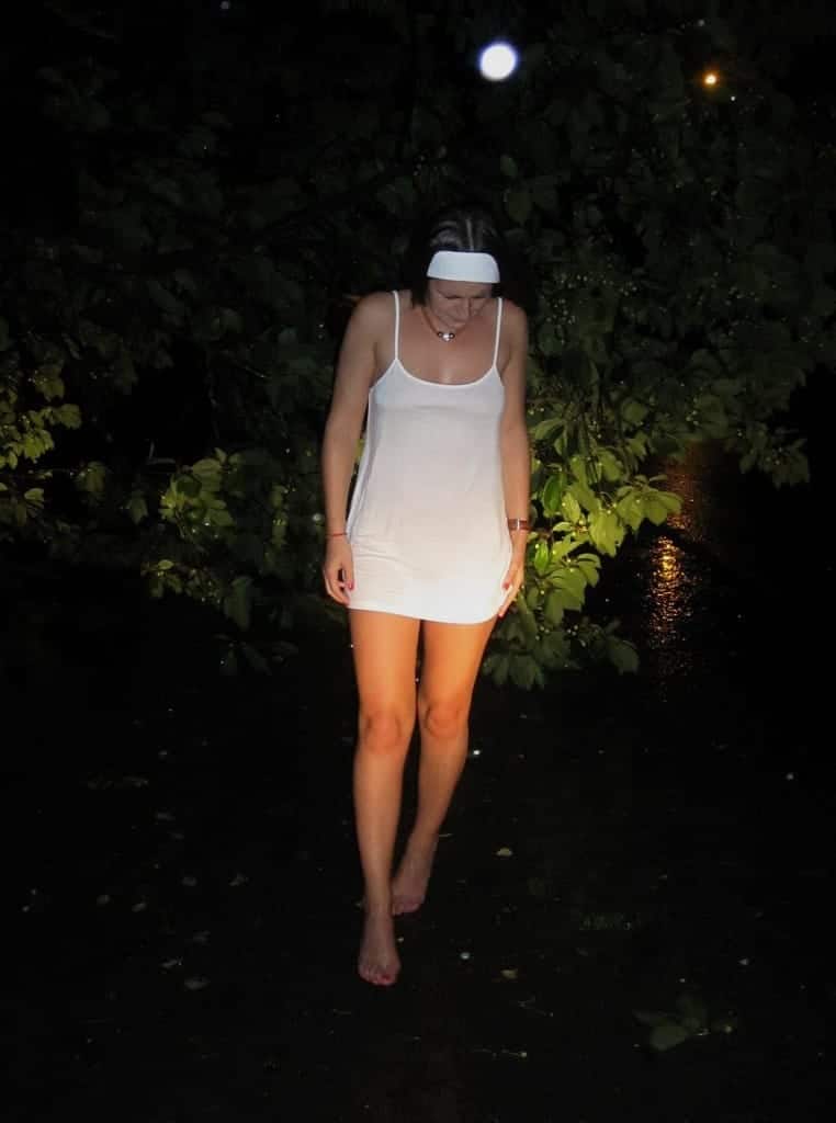 suite de l'exhibition dans les bois de la brunette aux seins parfaits