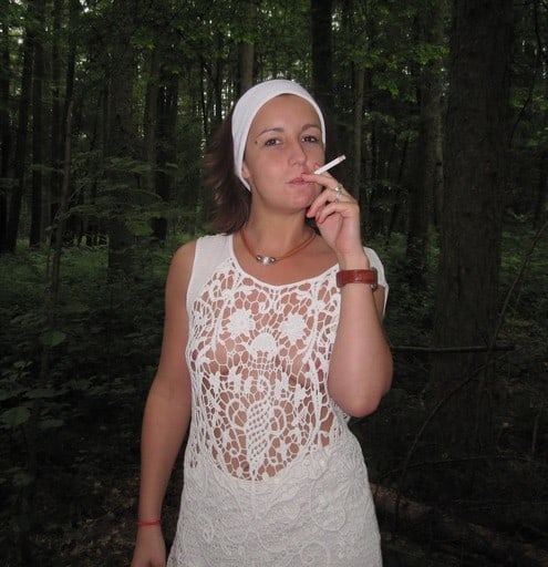 suite de l'exhibition dans les bois de la brunette aux seins parfaits