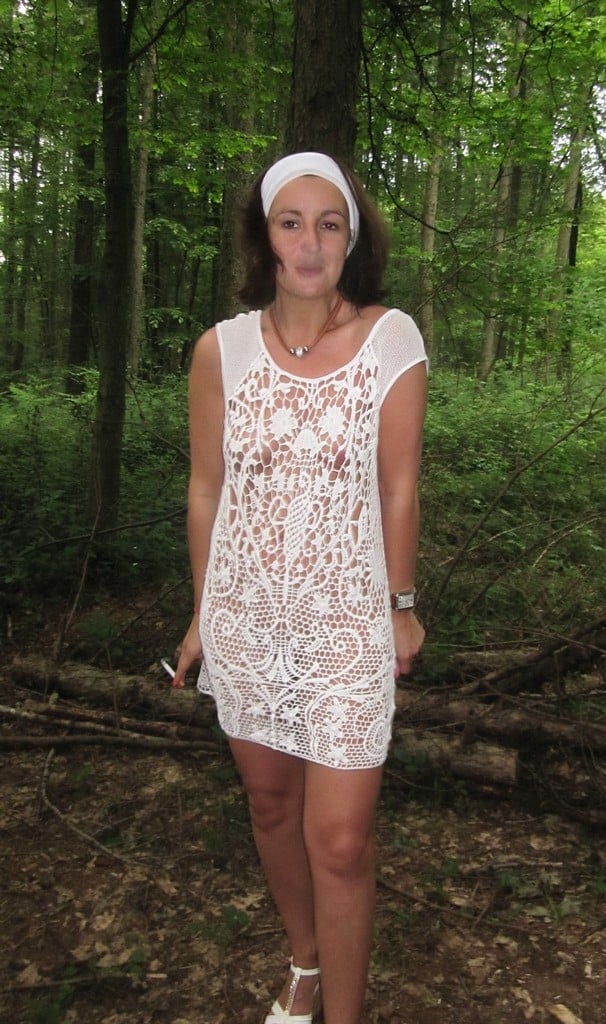 suite de l'exhibition dans les bois de la brunette aux seins parfaits