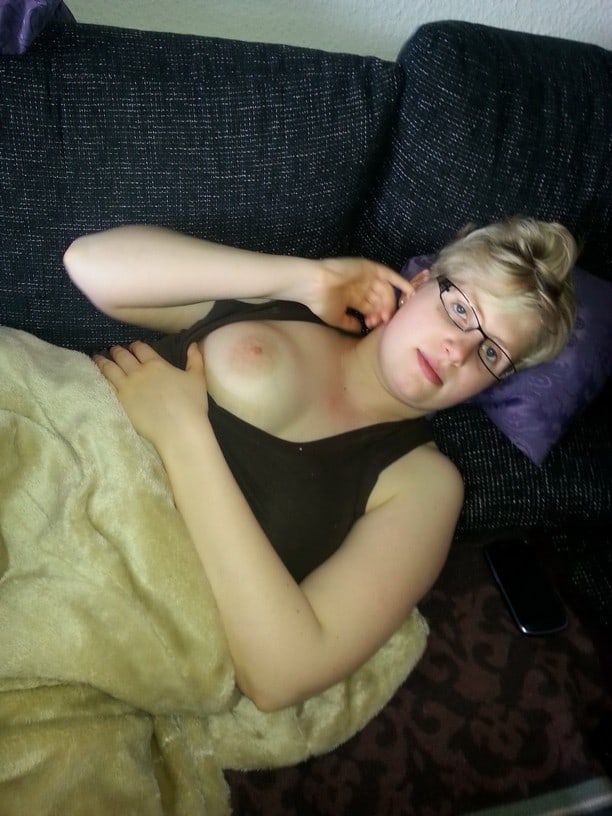 branlette espagnole entre deux beaux seins lourds et naturels