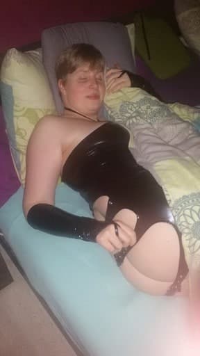 branlette espagnole entre deux beaux seins lourds et naturels