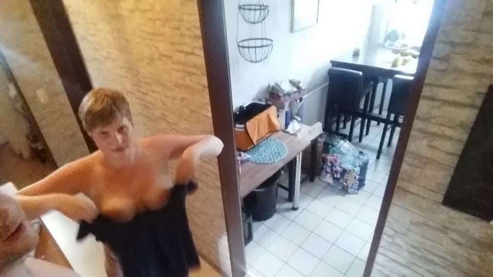 branlette espagnole entre deux beaux seins lourds et naturels