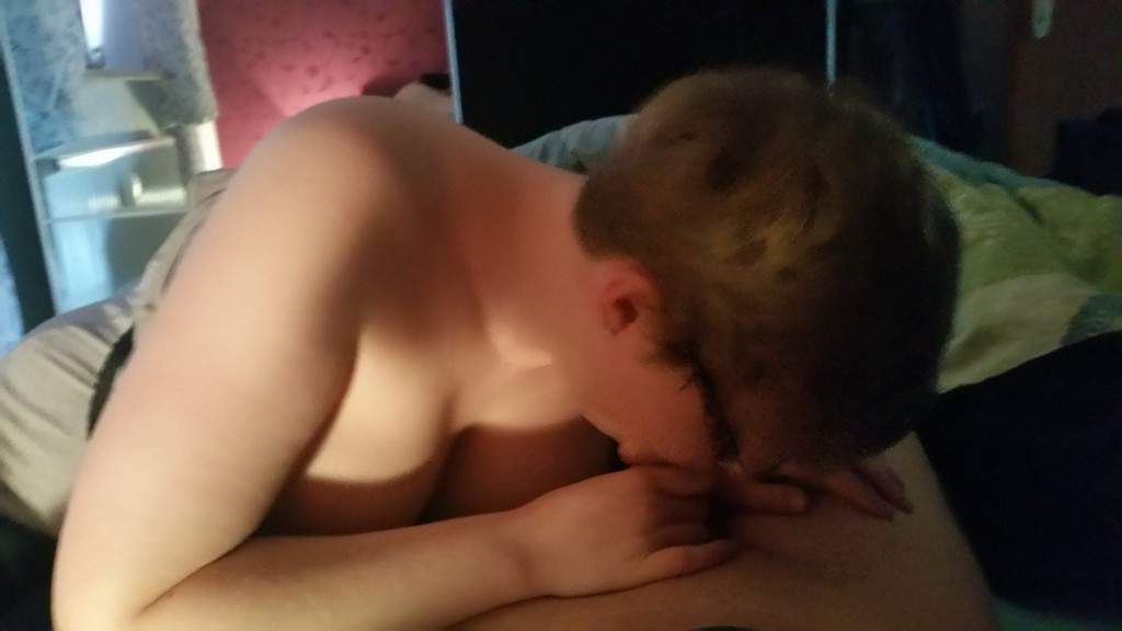 branlette espagnole entre deux beaux seins lourds et naturels