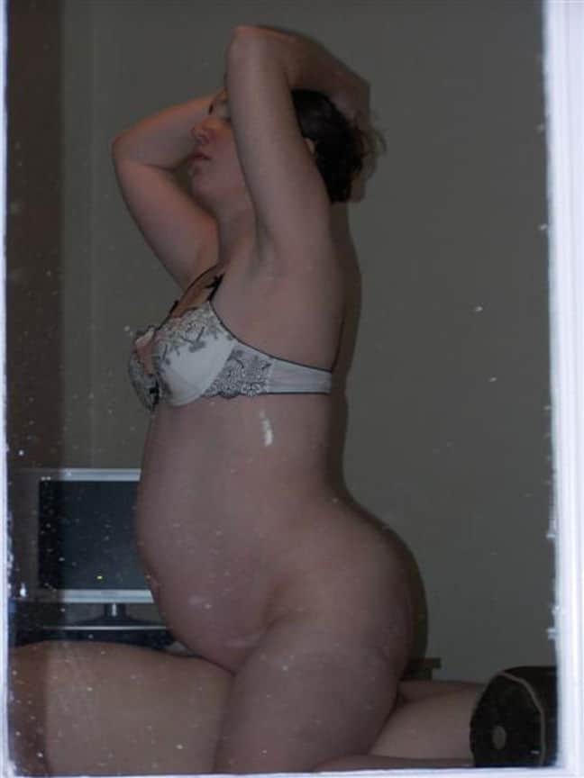 femme enceinte toujours chaude joue avec la bite de son mari