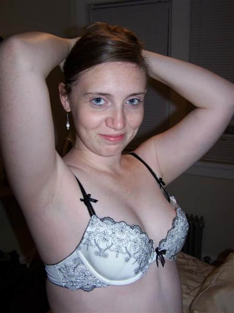 femme enceinte toujours chaude joue avec la bite de son mari