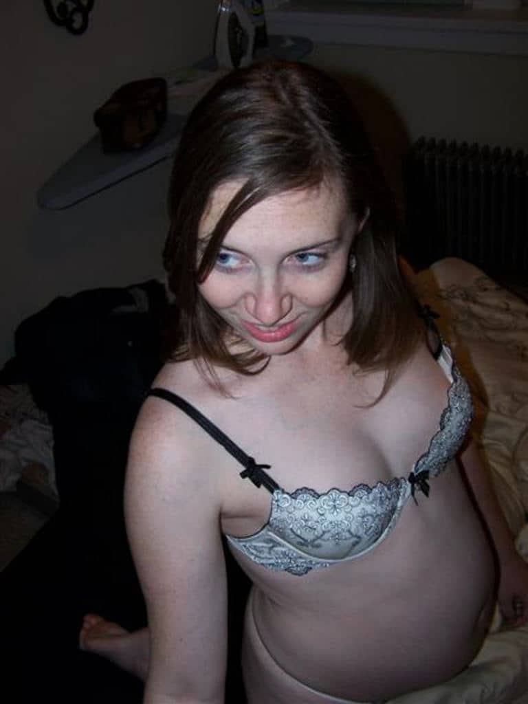 femme enceinte toujours chaude joue avec la bite de son mari