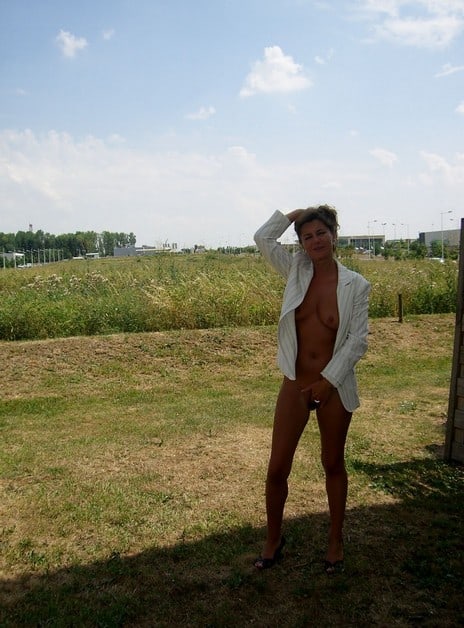 exhibition en plein air d'une milf hyper sexy