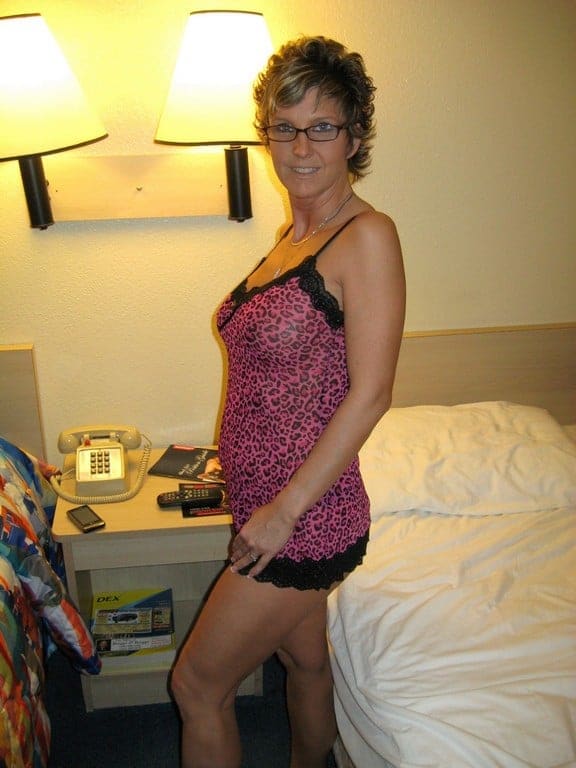 très jolie femme mure exhibe son corps délicieux