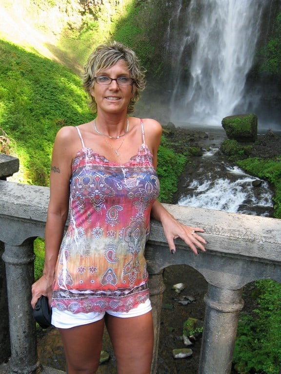 très jolie femme mure exhibe son corps délicieux