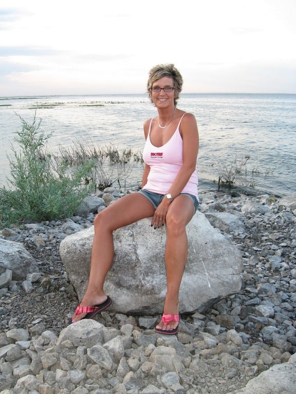 très jolie femme mure exhibe son corps délicieux