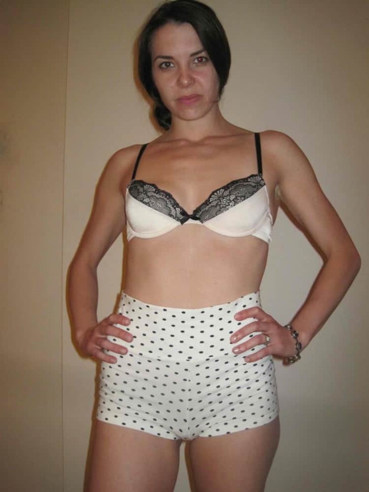 brunette se montre davantage et suscite l'excitation homme/femme