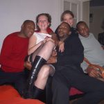 une jeune femme s’offre librement à ses amis