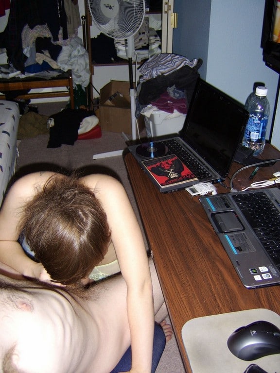 bonus noel : une coquine suce et prend une grosse queue dans la vagin