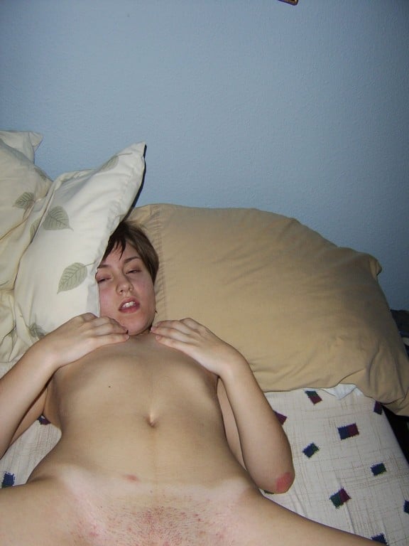 bonus noel : une coquine suce et prend une grosse queue dans la vagin