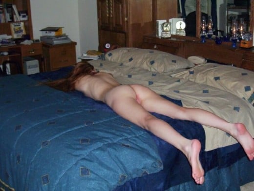 jolie jeune femme nous montre son corps superbe et ce n'est que le début !