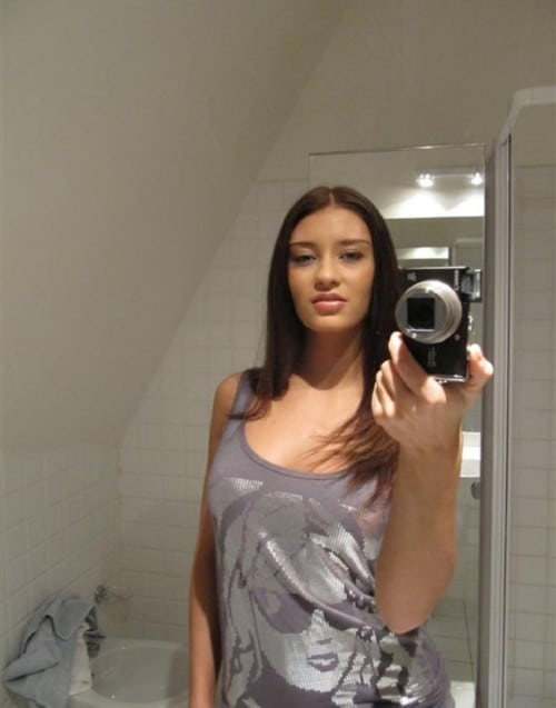 selfies de jeune fille brune aux corps parfait dans sa sdb