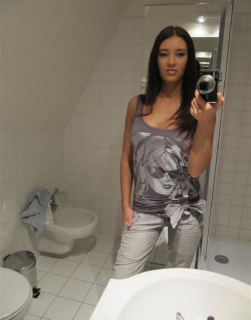 selfies de jeune fille brune aux corps parfait dans sa sdb