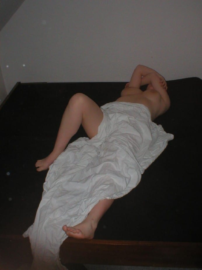 jf potelée exhibe sa poitrine laiteuse et prend une queue