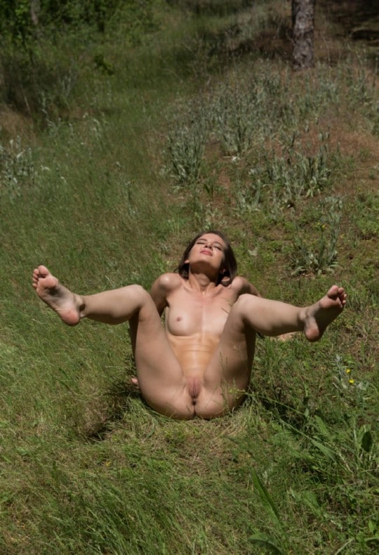 beauté brune se balade nue dans la forêt troisième partie