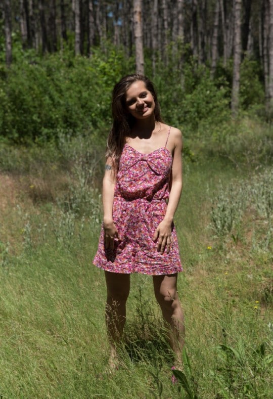 beauté brune se balade nue dans la forêt première partie