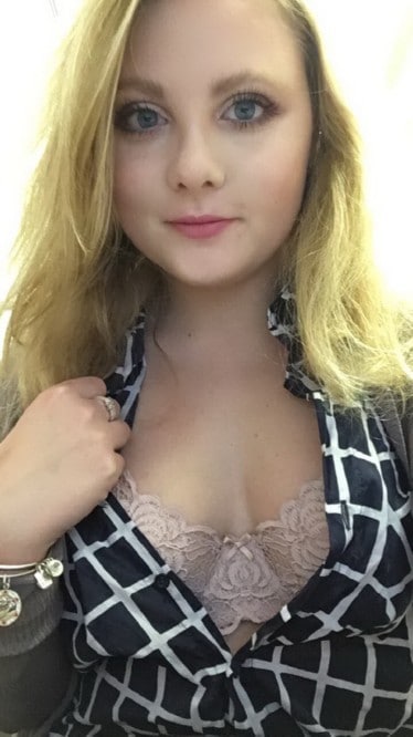 blonde de 18 ans avec un corps généreux et une belle chatte