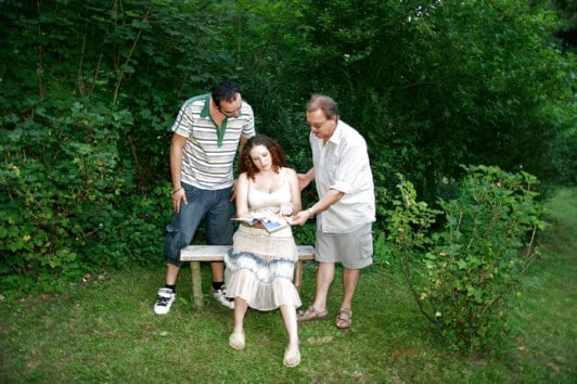 femme enceinte essore 4 bites dans son jardin