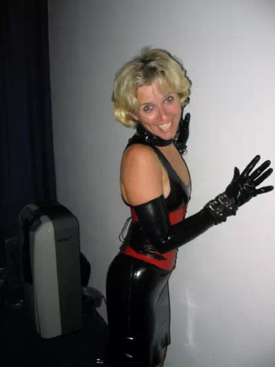 homme candauliste offre sa femme à d'autres hommes devant lui partie 2