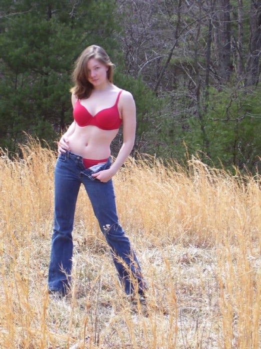 jeune fille de 19 ans exhibe son corps en extérieur comme à l'intérieur