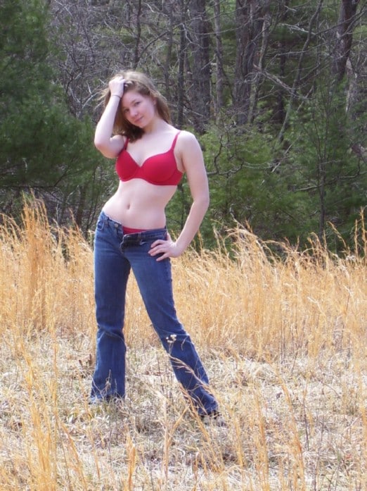 jeune fille de 19 ans exhibe son corps en extérieur comme à l'intérieur