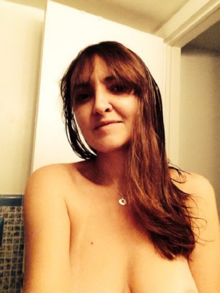 coquine exhibe ses jolis seins naturels et ca m'excite grave !