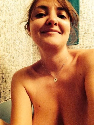 coquine exhibe ses jolis seins naturels et ca m'excite grave !