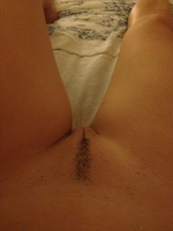 coquine exhibe ses jolis seins naturels et ca m'excite grave !