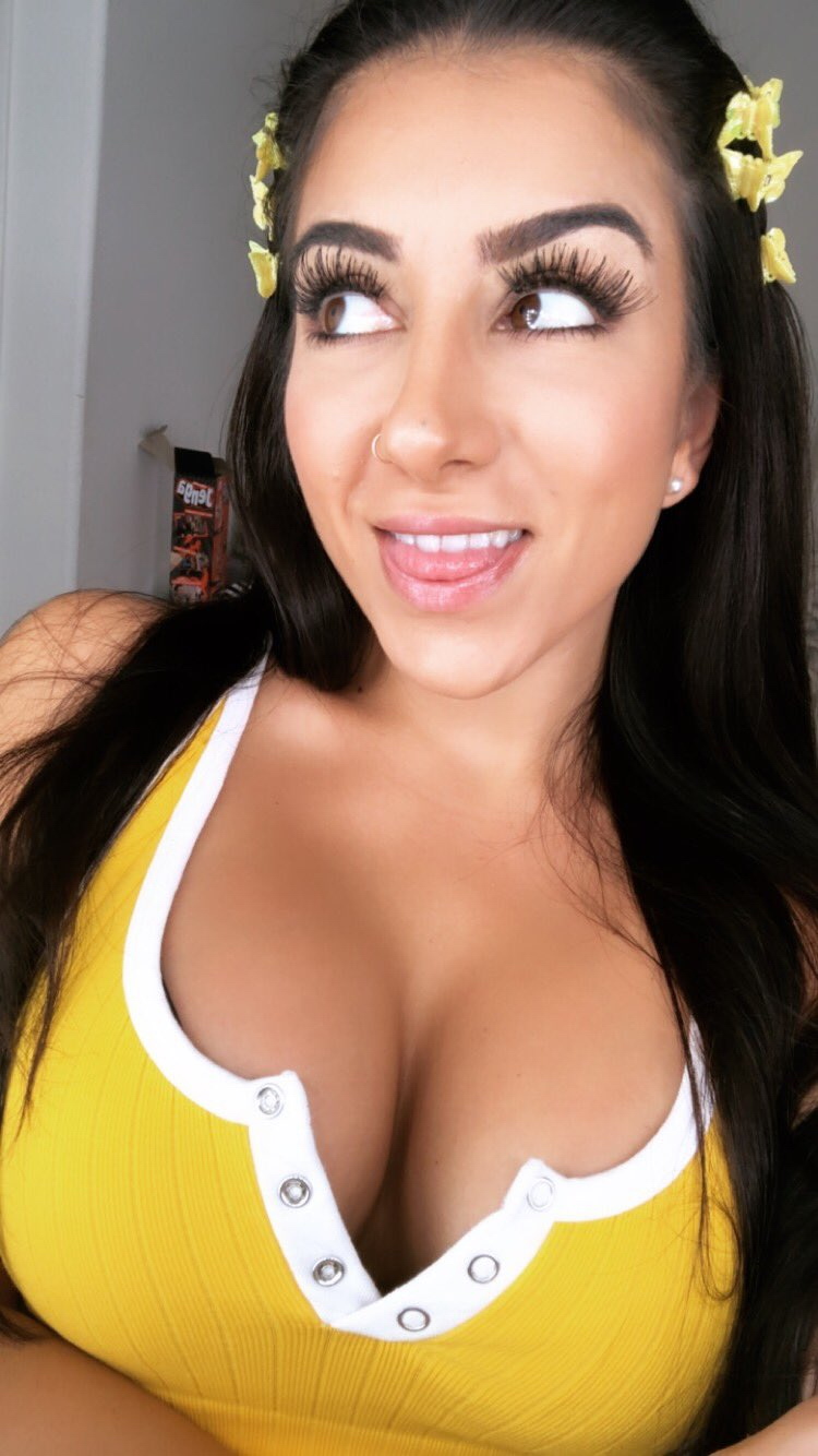 brunette aux gros nichons plus soft mais chaud quand même !!!