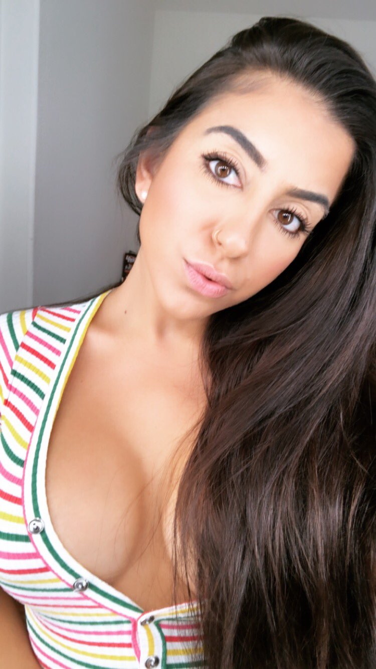 brunette aux gros nichons plus soft mais chaud quand même !!!