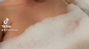 jolie coquine ronde dans son bain se fait censurer par tiktok