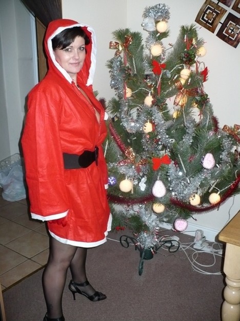 la femme mature a enfin sorti le sapin et nous partage ses photos intimes