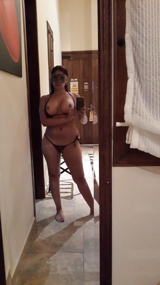 femme adultère pose pour son amant à l'hôtel partie 2