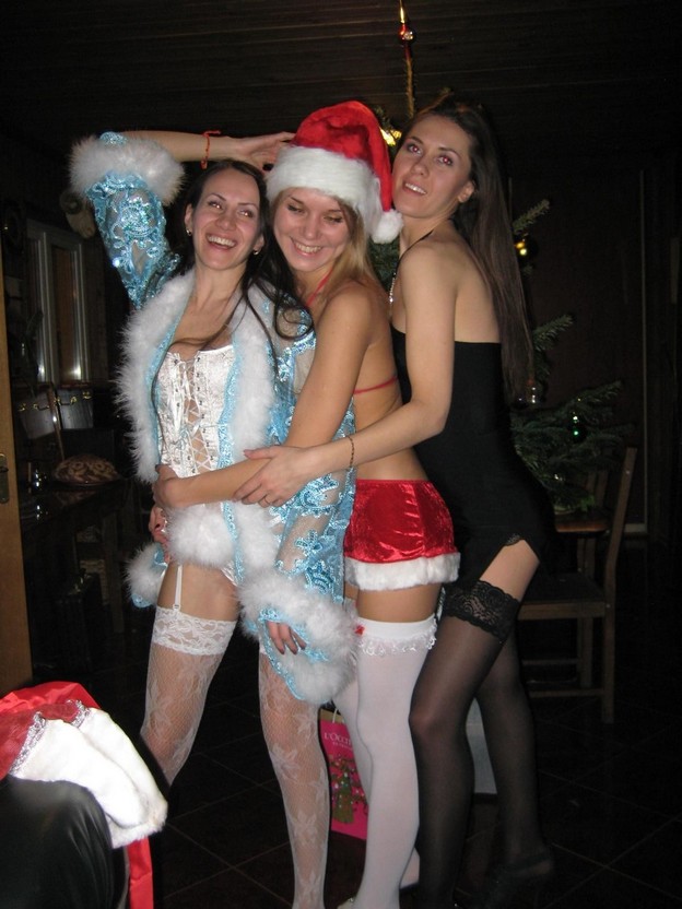 1 mec a passé les fêtes avec 3 filles voici les photos partie 2