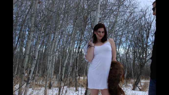 canadienne aime l'exhibition et le prouve avec des photos hot en plein air