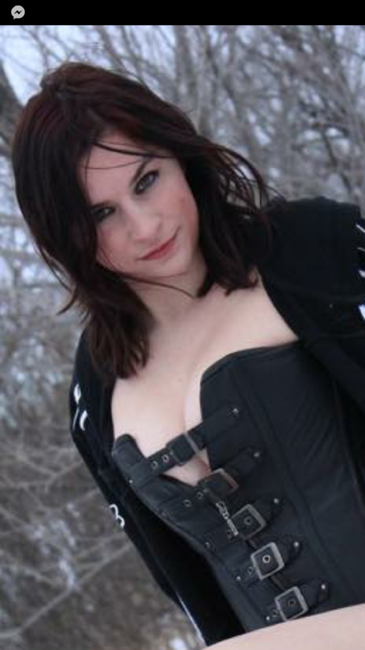 canadienne aime l'exhibition et le prouve avec des photos hot en plein air