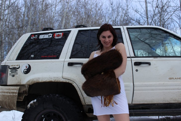 canadienne aime l'exhibition et le prouve avec des photos hot en plein air