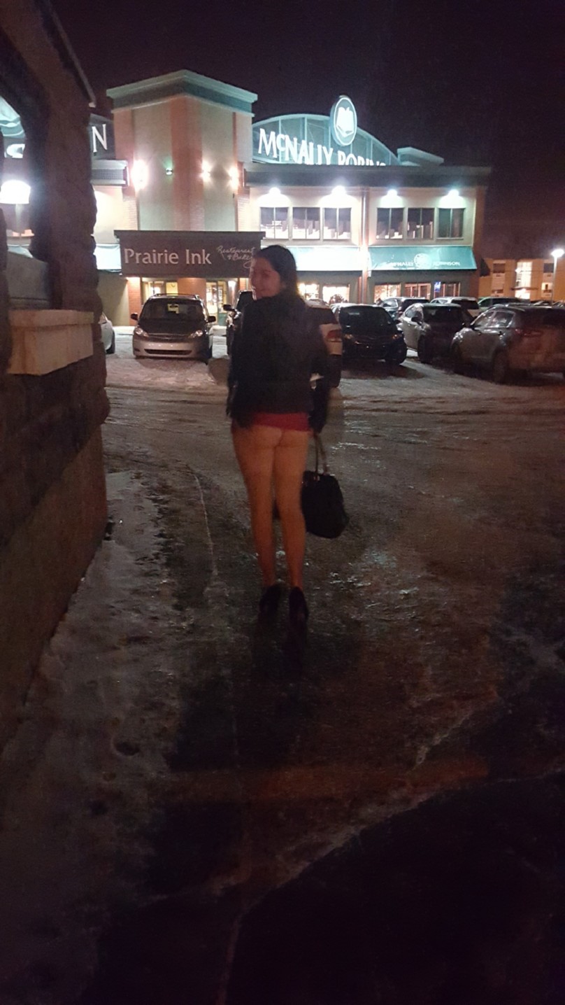 canadienne aime l'exhibition et le prouve avec des photos hot en plein air