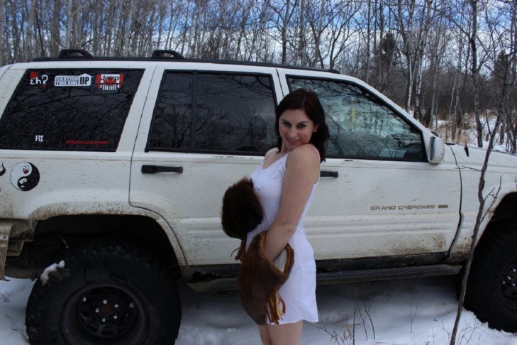 canadienne aime l'exhibition et le prouve avec des photos hot en plein air