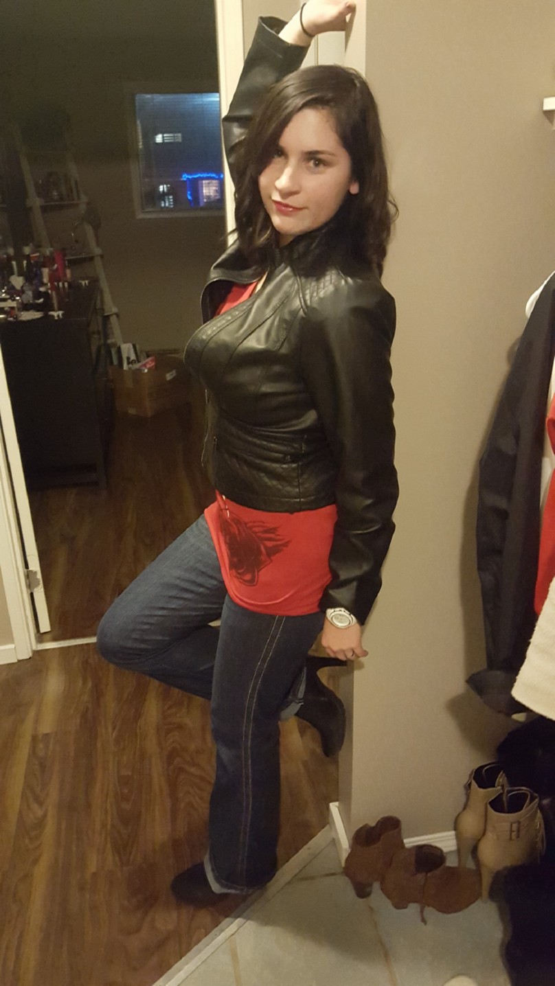 canadienne aime l'exhibition et le prouve avec des photos hot en plein air