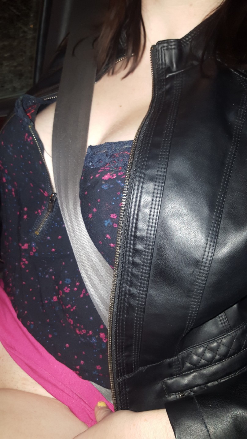 canadienne aime l'exhibition et le prouve avec des photos hot en plein air