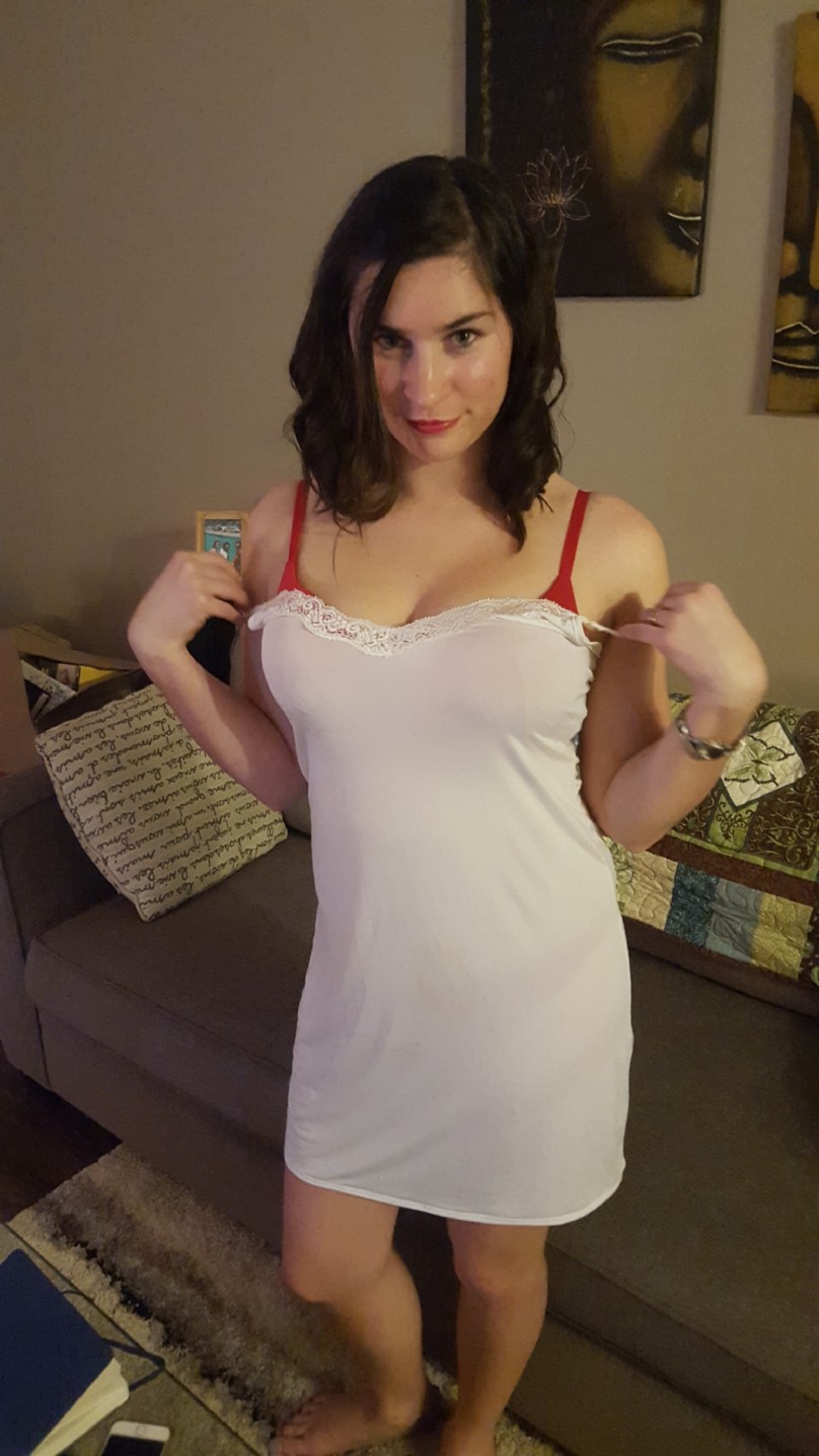 canadienne aime l'exhibition et le prouve avec des photos hot en plein air