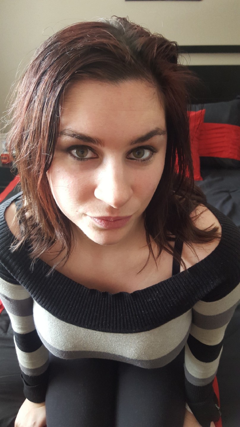 canadienne aime l'exhibition et le prouve avec des photos hot en plein air