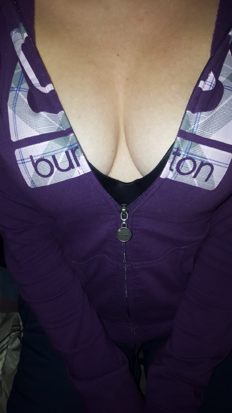 canadienne aime l'exhibition et le prouve avec des photos hot en plein air